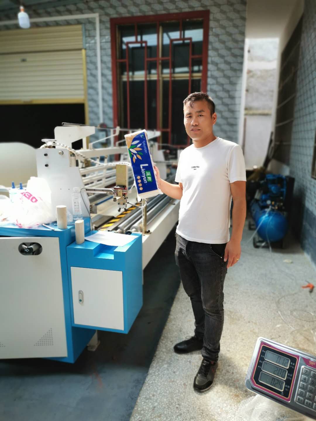 安徽亳州十河鎮(zhèn)客戶高配1880型號衛(wèi)生紙復卷機安裝完畢